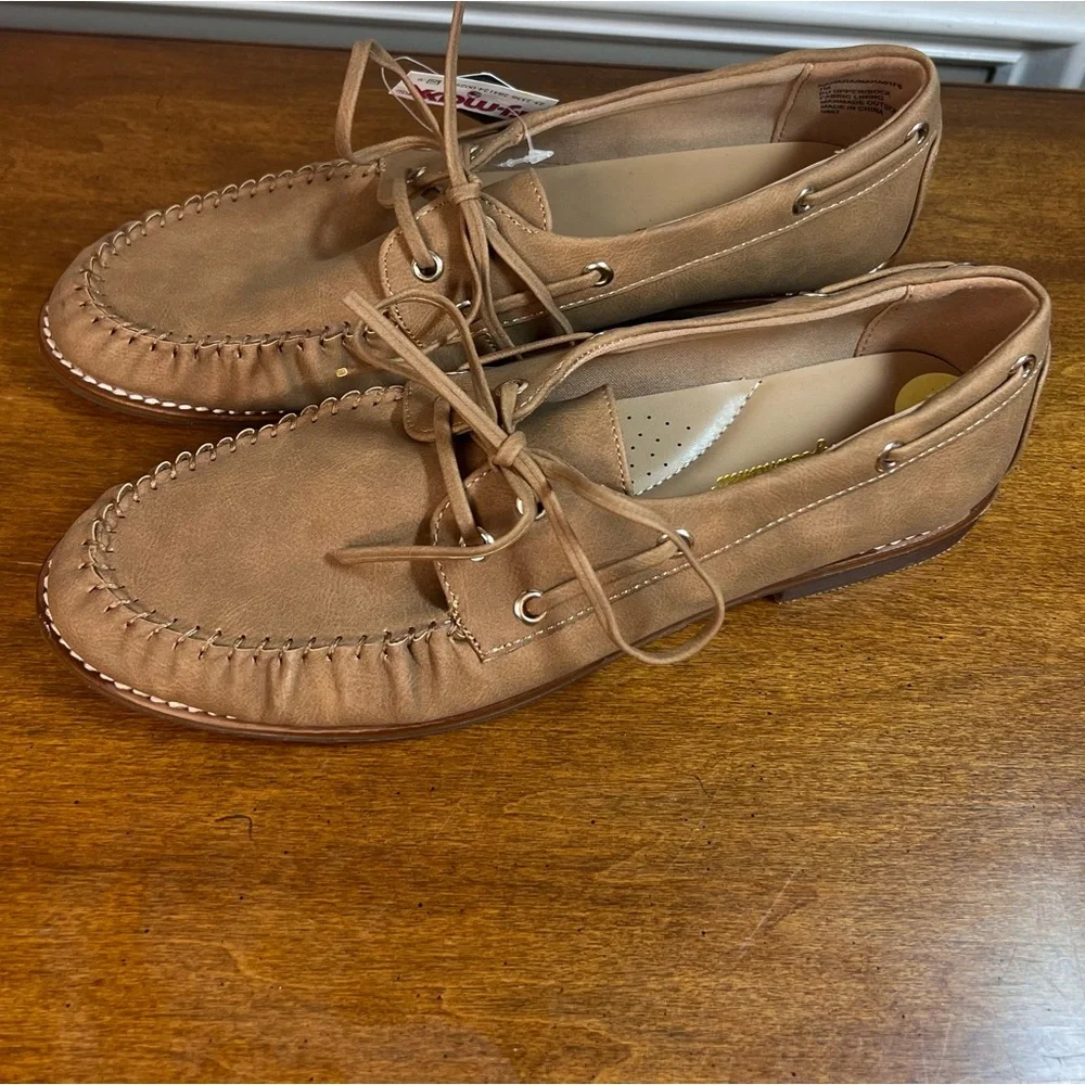 Tommy Bahama Nahara Women’s Size 7 Tan Boat Shoes Moc Toe Loafers NWT